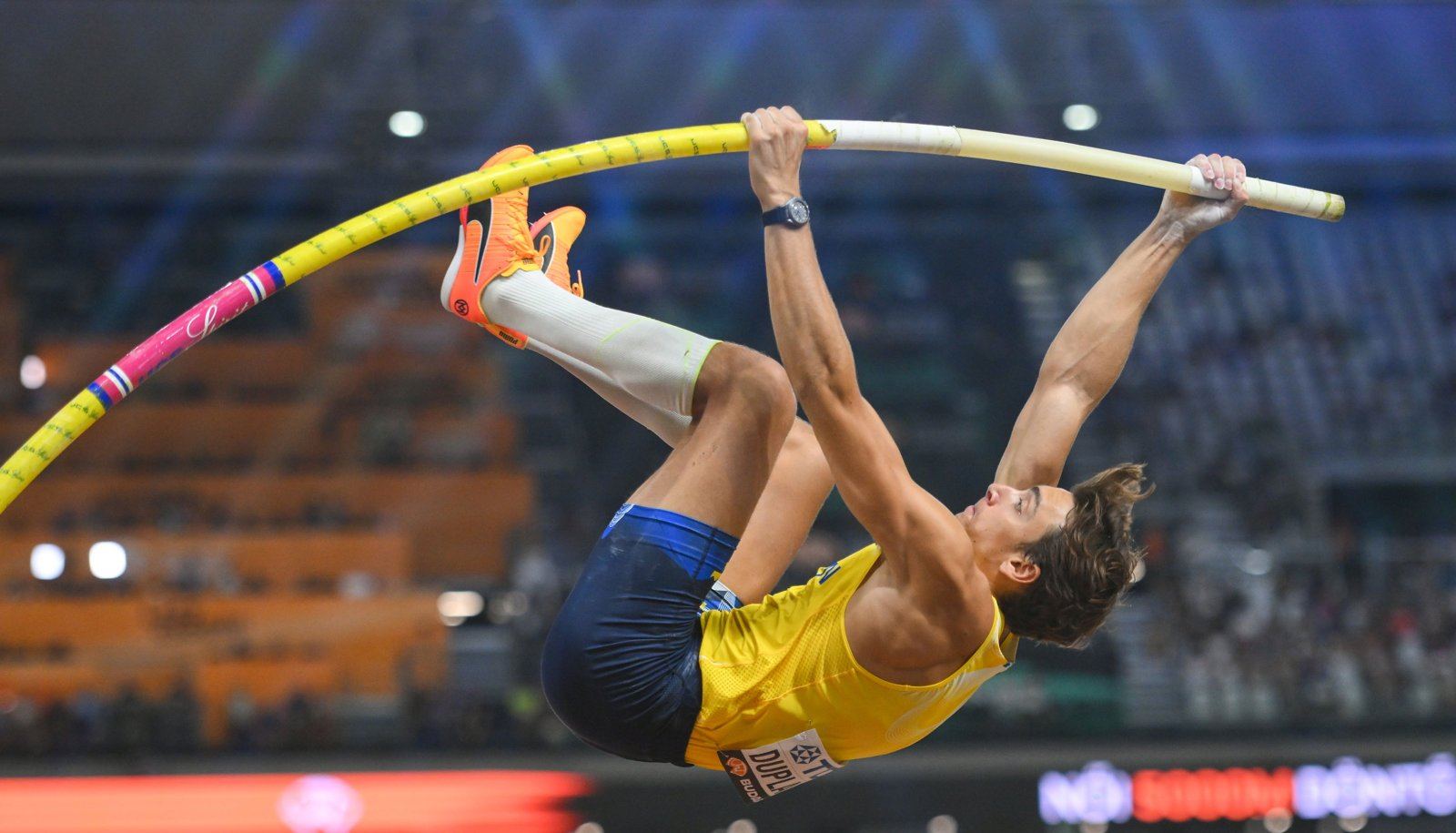 Mondo Duplantis in mid-vault